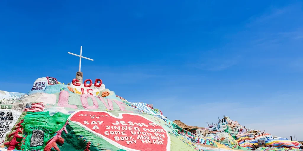 Crazy Things to Do in USA: My Top Weird & Unique Adventures 9 Salton Sea Slab City California